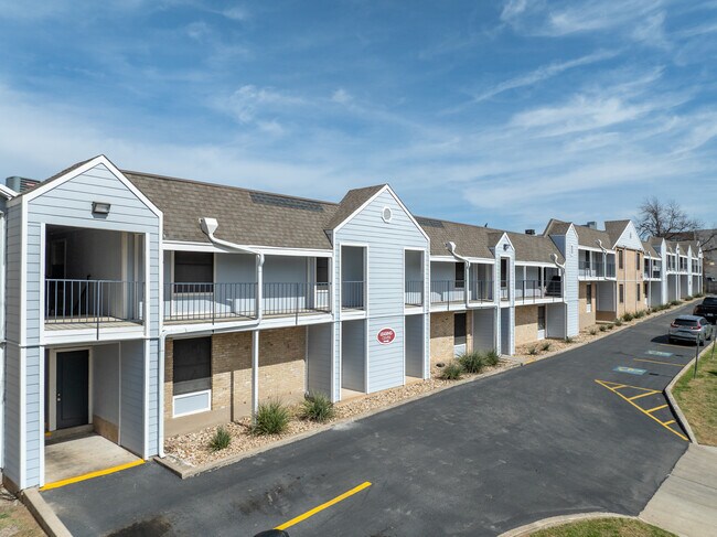 Le Med Apartments in Austin, TX - Foto de edificio - Building Photo
