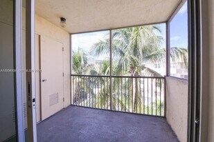 8215 Lake Dr in Doral, FL - Building Photo