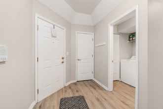 757 Spring Valley Dr in Lewis Center, OH - Foto de edificio - Building Photo