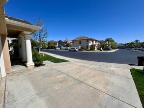 33415 Decada St in Temecula, CA - Foto de edificio - Building Photo