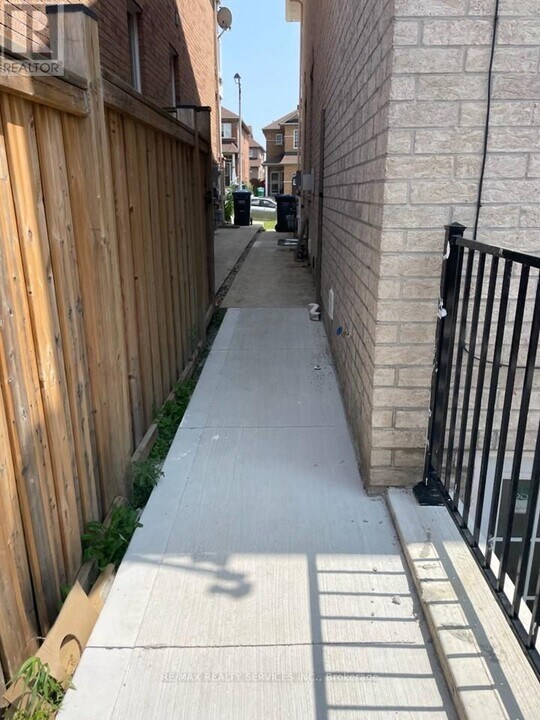 76 Seahorse Ave in Brampton, ON - Building Photo