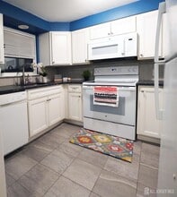 215 Rose St in Metuchen, NJ - Building Photo - Building Photo