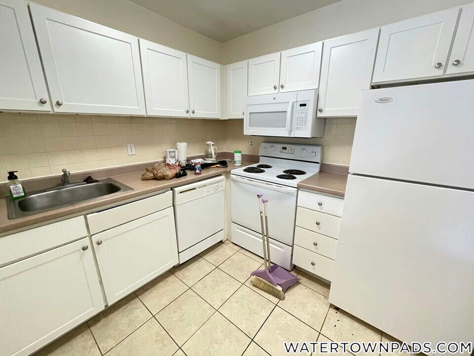 24 Whites Ave, Unit 16 in Watertown, MA - Foto de edificio