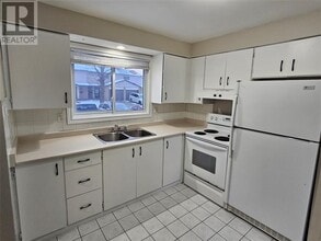 215 Trudeau Dr in Sarnia, ON - Building Photo - Building Photo