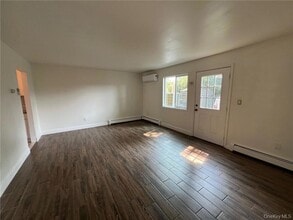 38 Hampton Ct in Middletown, NY - Foto de edificio - Building Photo