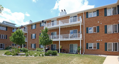 Colonial Court Apartments in Pulaski, WI - Foto de edificio - Building Photo