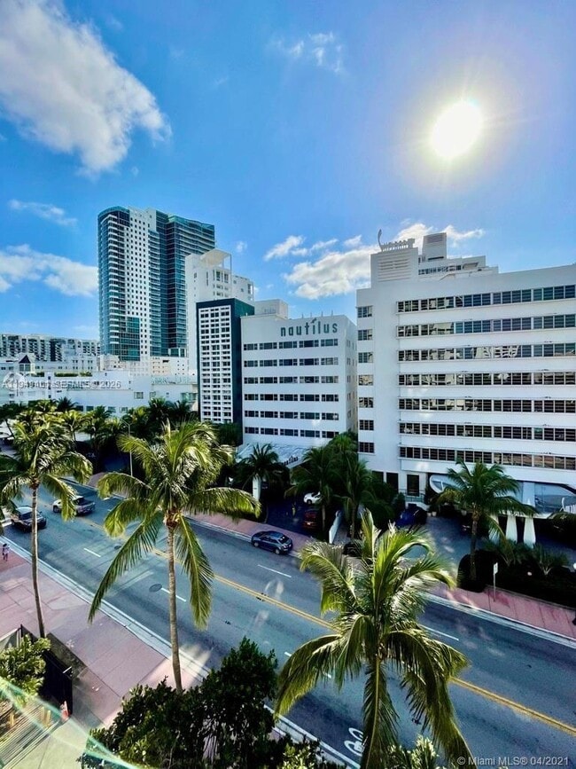 1800 Collins Ave in Miami Beach, FL - Foto de edificio - Building Photo