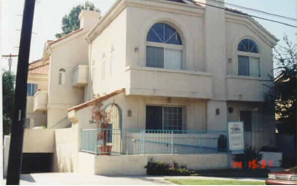 4411 Cahuenga Blvd in Toluca Lake, CA - Foto de edificio - Building Photo