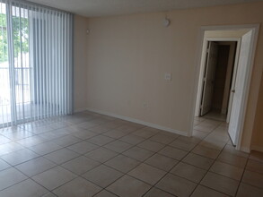 711 SW 111th Way in Pembroke Pines, FL - Building Photo - Building Photo