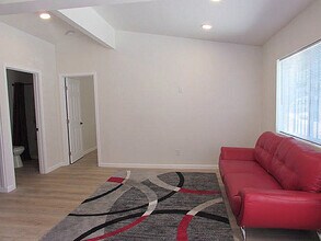 22248 Vanowen St in Woodland Hills, CA - Foto de edificio - Building Photo