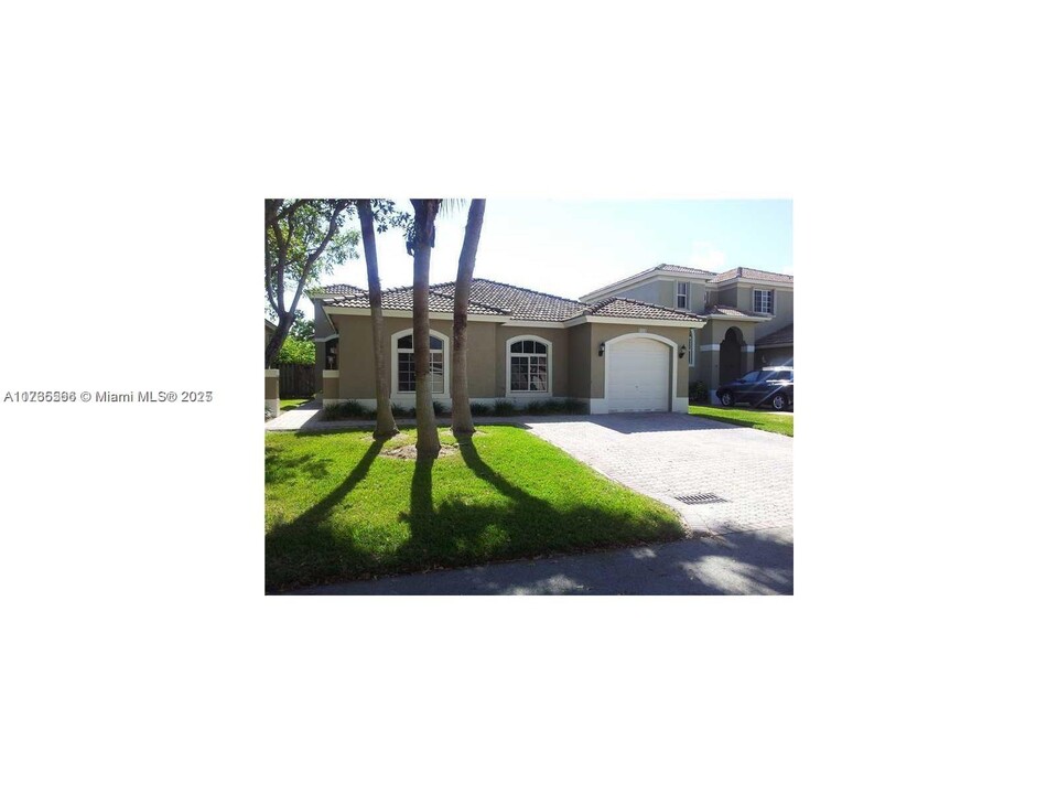 9116 SW 160th Terrace in Palmetto Bay, FL - Building Photo