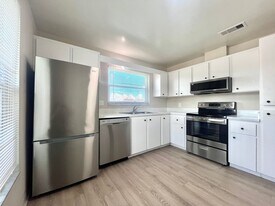 Raven at Monterey in St. Petersburg, FL - Building Photo