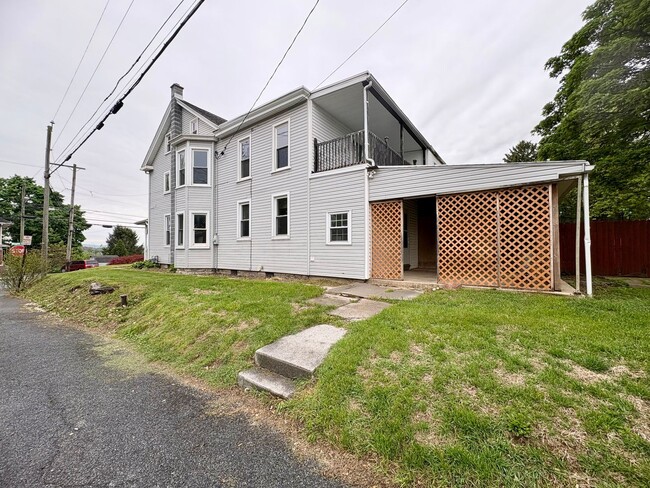 21 Maple St in Lebanon, PA - Building Photo - Building Photo