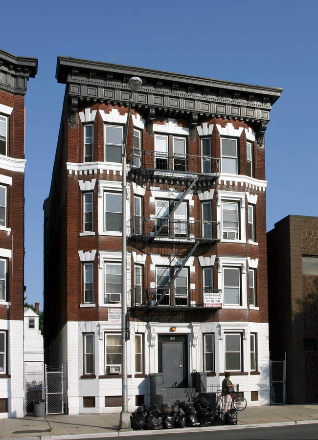 1203 Broad St in Newark, NJ - Foto de edificio - Building Photo