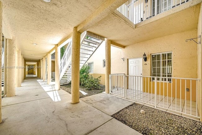 6900 NW 179th St, Unit 104-1 in Hialeah, FL - Building Photo - Building Photo