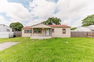 1447 NW 101st St in Miami, FL - Building Photo