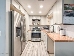 1346 E Hillcrest Dr in Thousand Oaks, CA - Building Photo - Building Photo