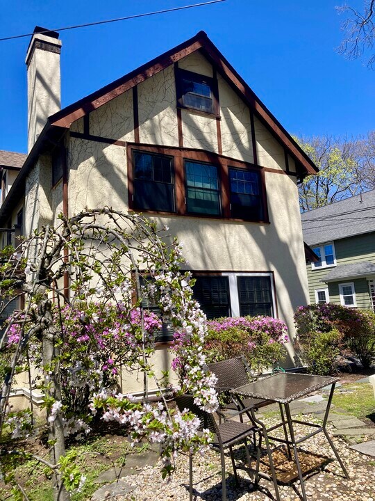95 Atwood Ave, Unit 3rd Floor in Newton, MA - Building Photo