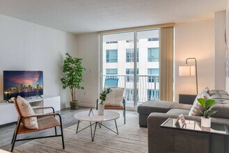 1 SE 12th St in Miami, FL - Building Photo - Building Photo