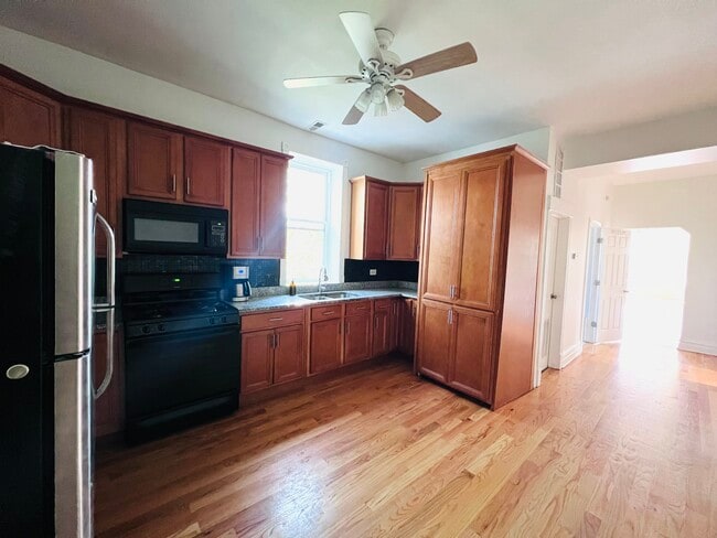 3268 W Fullerton Ave, Unit 2 in Chicago, IL - Foto de edificio - Building Photo