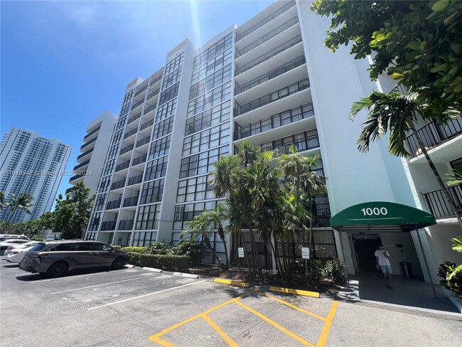 1000 Parkview Dr in Hallandale Beach, FL - Building Photo - Building Photo