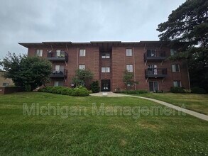 2725 E Maple Rd in Birmingham, MI - Building Photo - Building Photo