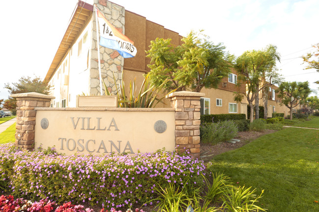 Villa Toscana Apartment Homes in Westminster, CA - Foto de edificio - Building Photo