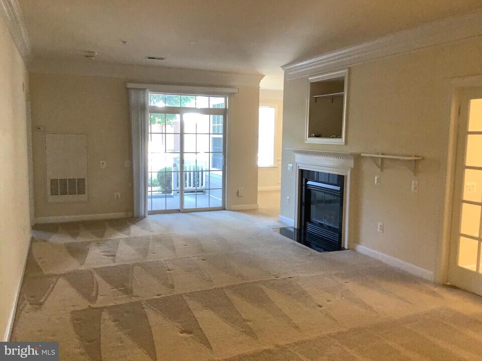 7871 Rolling Woods Ct-Unit -104 in West Springfield, VA - Building Photo
