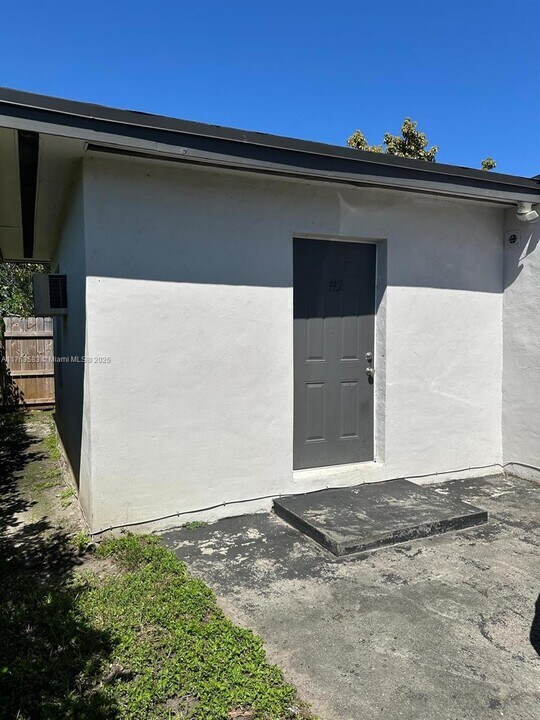 10011 SW 43rd St in Miami, FL - Building Photo