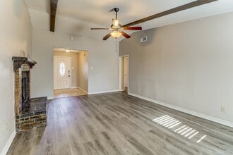 742 Yale Dr in Lancaster, TX - Foto de edificio - Building Photo