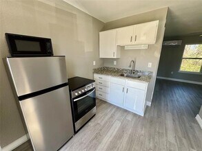 410 S College Dr in Keene, TX - Foto de edificio - Building Photo