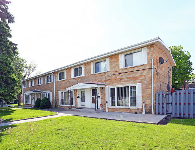 660-670 S Iowa Ave in Addison, IL - Foto de edificio - Building Photo