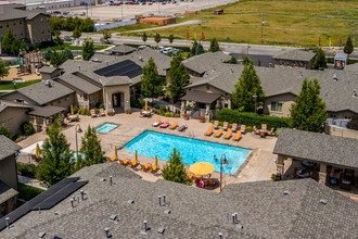 Four Seasons Apartments & Townhomes in North Logan, UT - Foto de edificio - Building Photo