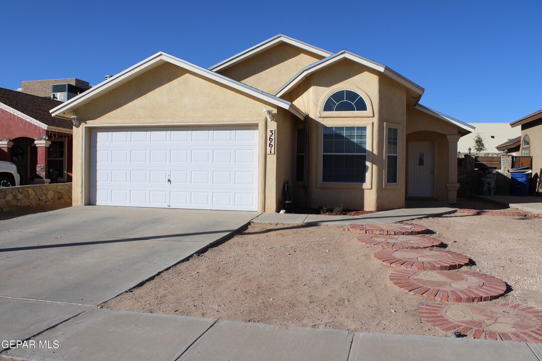 3661 Tierra Zafiro Dr in El Paso, TX - Foto de edificio