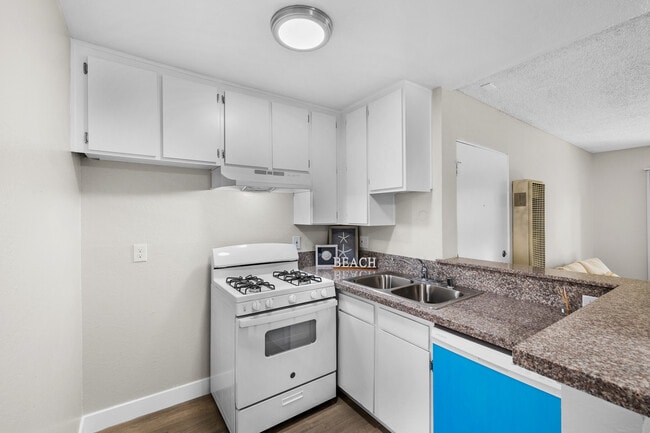 Collins Condominiums in Tarzana, CA - Building Photo - Building Photo