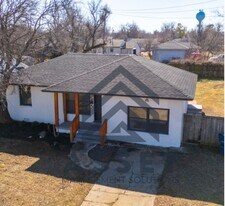 2024 Churchill Way in The Village, OK - Building Photo