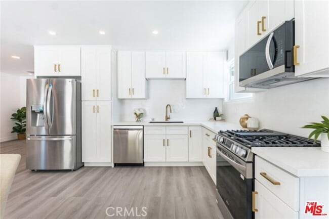 11912 Elkwood St in Los Angeles, CA - Building Photo - Building Photo