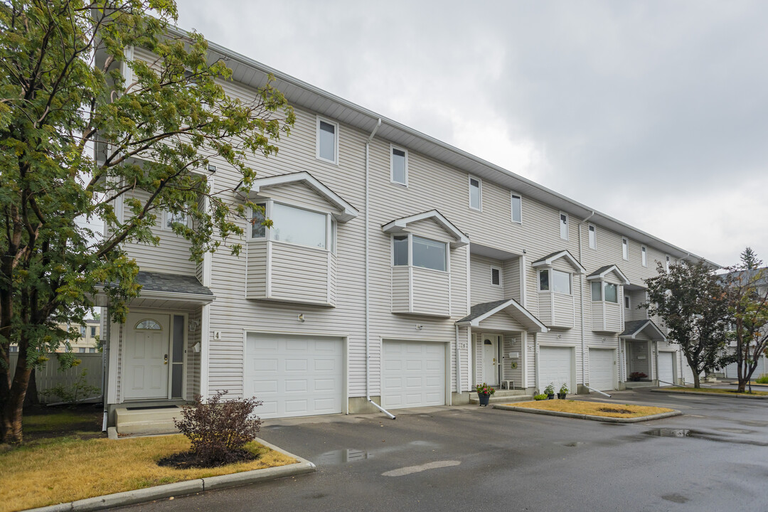 2750 51st St SW in Calgary, AB - Building Photo