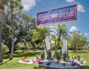 Royal Breeze Apartments in Clearwater, FL - Foto de edificio - Building Photo