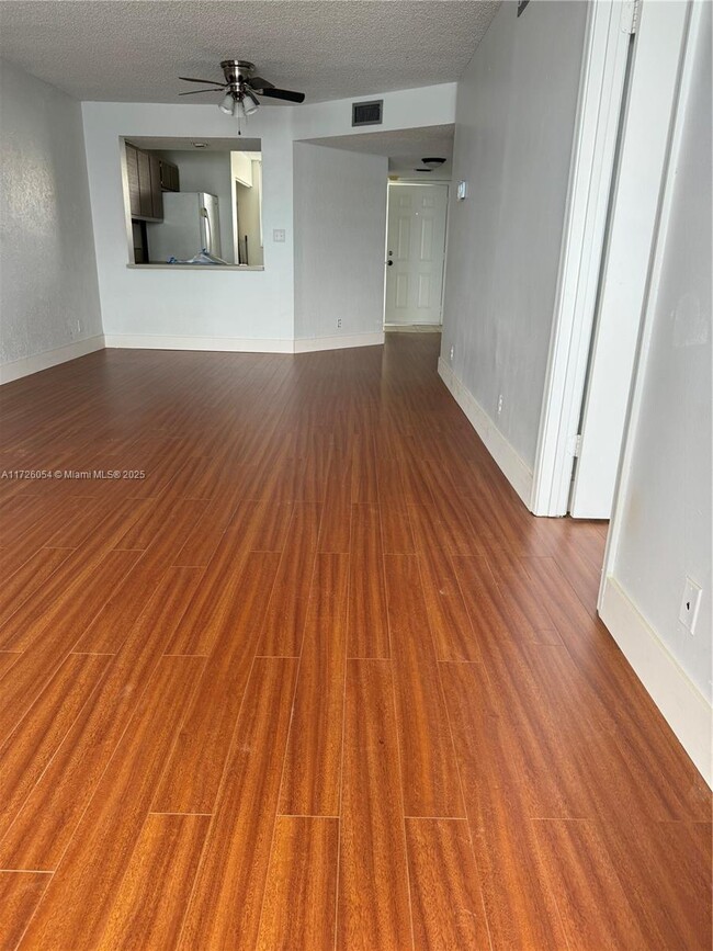 117 Lake Emerald Dr, Unit 202 in Oakland Park, FL - Building Photo - Building Photo