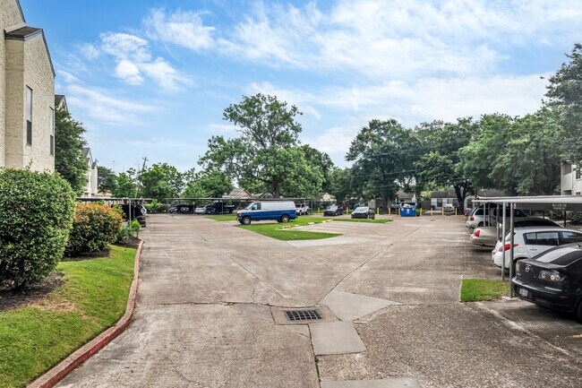 Berkley Court Condominiums in Houston, TX - Foto de edificio - Building Photo