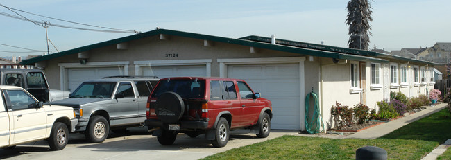 37124 Oak St in Newark, CA - Foto de edificio - Building Photo