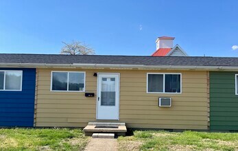 400 W 7th St, Unit Appt B in Williamstown, WV - Foto de edificio - Building Photo