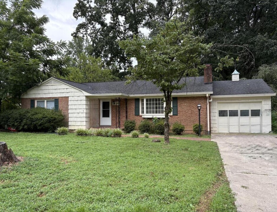 1660 Thompson Dr in Winston-Salem, NC - Building Photo