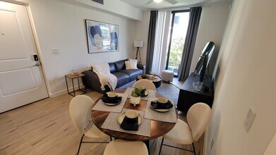 7095 W 5th Ct, Unit A1 in Hialeah, FL - Building Photo - Building Photo