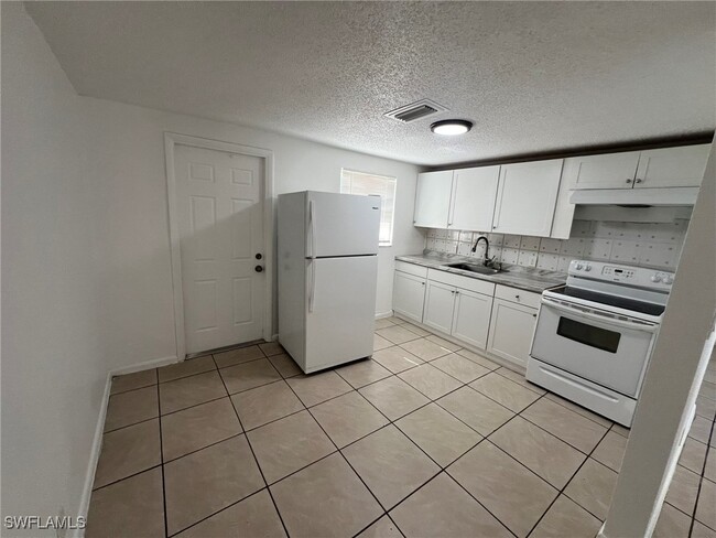 286 Lowell Ave in North Fort Myers, FL - Building Photo - Building Photo