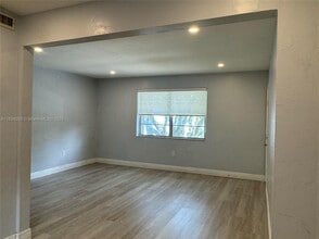 7865 SW 57th Ave in South Miami, FL - Building Photo - Building Photo