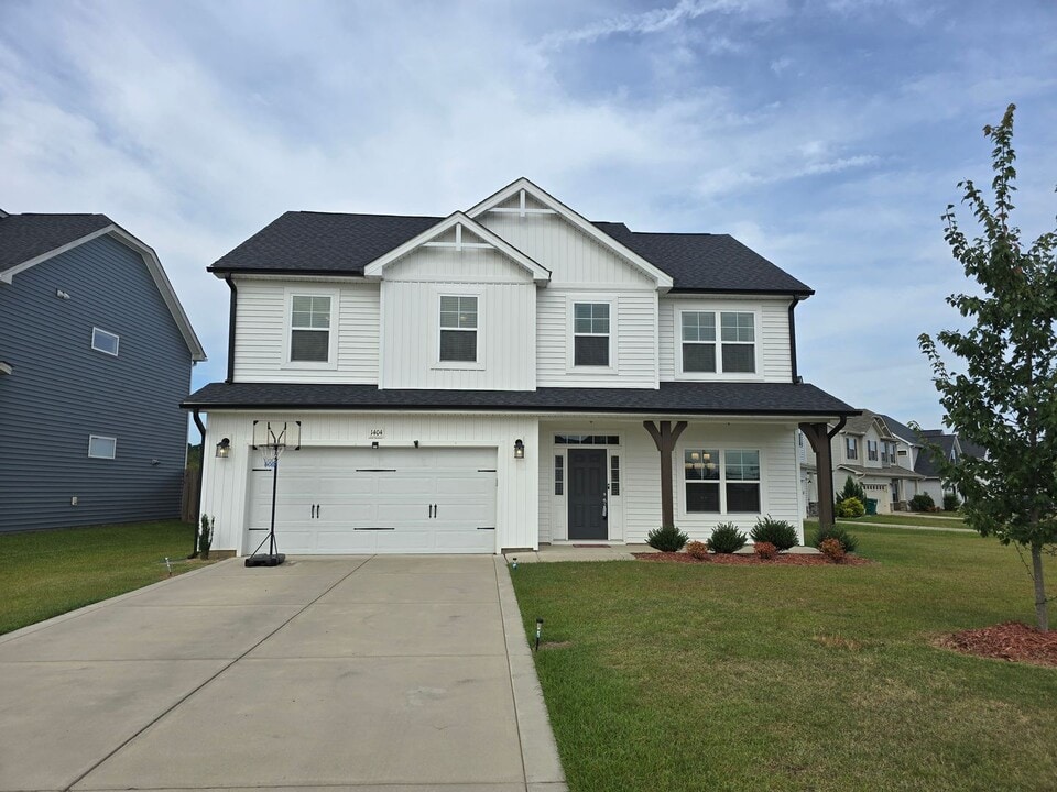 1404 Friar Rock Cir in Hope Mills, NC - Foto de edificio