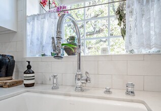 537 University Ave in Burbank, CA - Building Photo - Building Photo