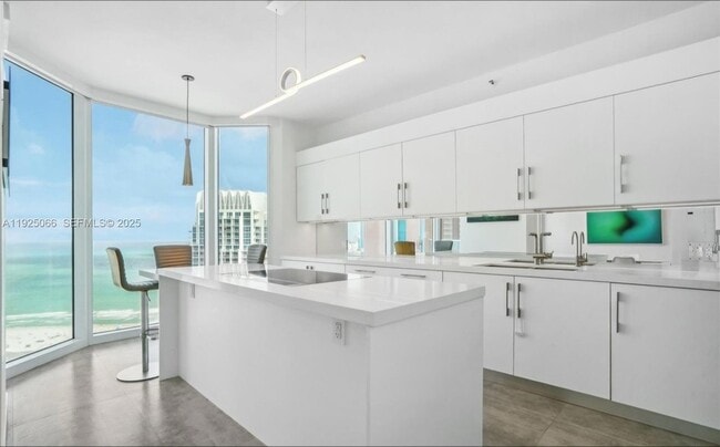 300 South Pointe Dr, Unit 3502 in Miami Beach, FL - Foto de edificio - Building Photo